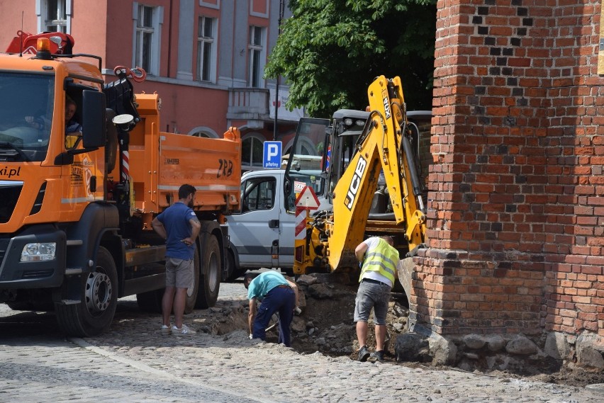 Ziemia wokół murów katedry zostanie obniżona na odległość...