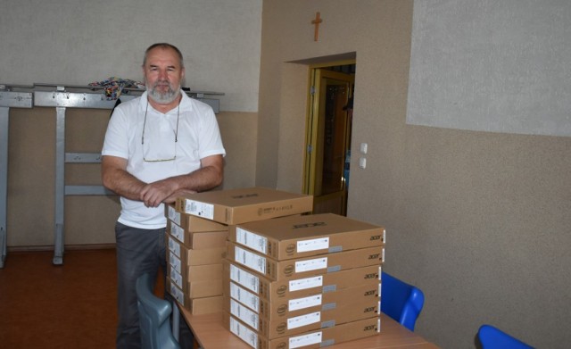 Zakupione laptopy trafiły do szkół w Ryjewie i Straszewie.