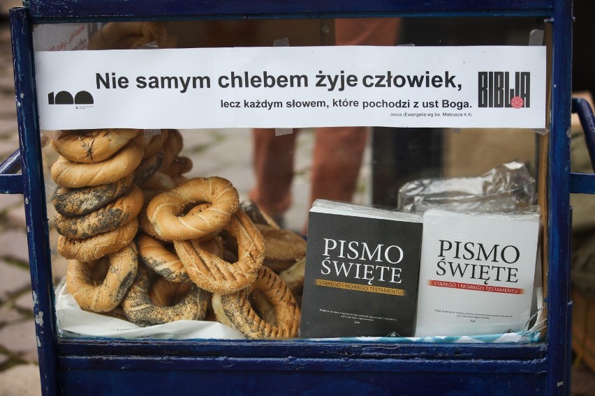 W sobotę pod Wawelem rozdawano Biblię. To wernisaż wystawy o księdze ksiąg 