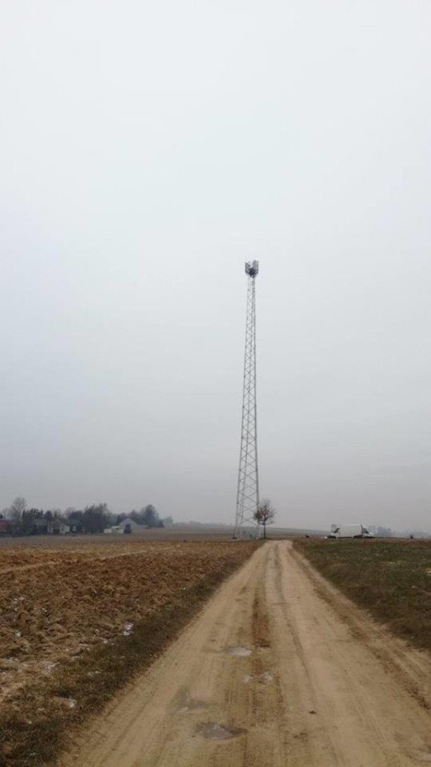 Jeżówka. Maszt telefonii komórkowej już stoi. Burmistrz zapowiada kolejny