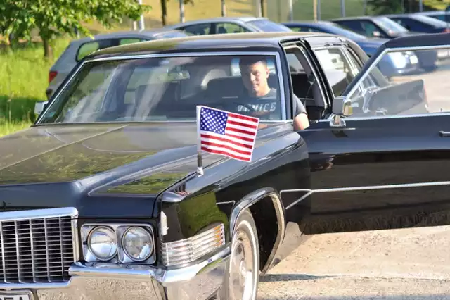 Paweł Wojak ze Starej Wsi od kilkunastu lat jest właścicielem pięknego Cadillaca Fleetwood 75 z 1969 roku. Jego poprzedni właściciel kupił go w ambasadzie Stanów Zjednoczonych w Niemczech. Samochód wykorzystywany był przez prezydenta Jimmy'ego Cartera