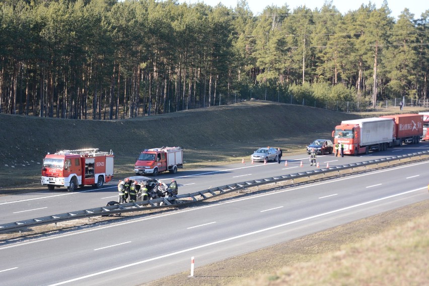 Poważny wypadek na A1 w Nowych Marzach. Dwie osoby w szpitalu [wideo, zdjęcia]