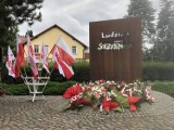 Uroczysta rocznica Porozumień Sierpniowych. Wiązanki kwiatów pod Pomnikiem Solidarności od związkowców i władz Leszna