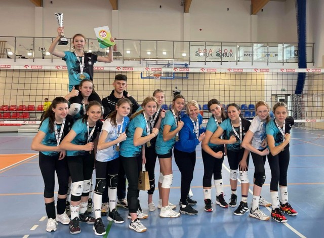 Siatkarska drużyna dziewcząt z kożuchowskiej „Jedynki” wygrała w Gubinie finałowy turniej Lubuskiej Olimpiady Młodzieży i awansowała do Mistrzostw Polski