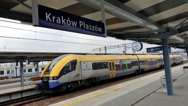 Przewoźnicy kolejowy w Małopolsce przewożą coraz więcej pasażerów, w 2022 r. padł rekord - z oferty skorzystało 16,4 mln osób.
