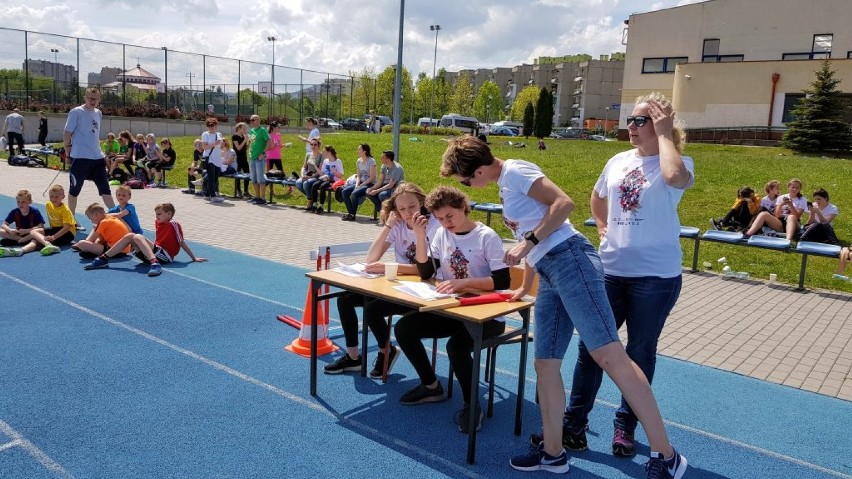 Wałbrzych: Lekkoatletyczne zmagania dzieci na boisku przy szkole 26