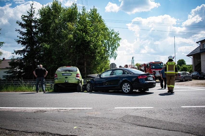 Wypadek koło OSP w Brudzewicach. Zderzyły się dwa samochody, dwie osoby poszkodowane ZDJĘCIA
