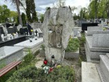 Haniebny akt wandalizmu na cmentarzu w Nowym Sączu. Okradli grób legendarnego kuriera AK- Romana Stramki. Zniknęła mosiężna tablica i orzeł