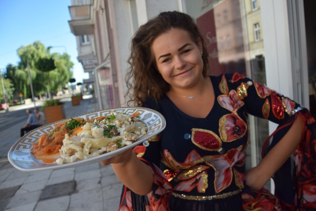 W poniedziałek 6 sierpnia, na deptaku przy ul. Chrobrego Romowie otworzyli restaurację. - To jedyny, bo pierwszy, taki lokal w Lubuskiem - mówią.

- Chcemy, by nasza restauracja znana była w całym kraju. Jesteśmy pełni nadziei, że nam się to uda - mówi Alicja Markowska z pierwszej w Lubuskiem restauracji cygańskiej. „U Babci Nonci”, bo taką nazwę ma lokal, został otwarty przy ul. Chrobrego, kilkadziesiąt kroków od Kwadratu, czyli popularnego placu.

- Będzie tu można zjeść kluski rwane po cygańsku, rosół na kurze, zupę leśną… - wylicza Robert Doliński, wnuk patronki restauracji.
Babcia Noncia, czyli Alfreda Markowska, to 92-letnia dziś Cyganka. Jest bohaterką! W czasie wojny ocaliła od zagłady kilkadziesiąt dzieci romskich i żydowskich. Dziś żyje w kamienicy przy ul. Dąbrowskiego.

- Naszym pragnieniem było, żeby otworzyć taką restaurację w mieście, w którym się wychowaliśmy, gdzie tyle naszych pokoleń przyszło na świat i gdzie mieszka babcia Noncia – mówi Alicja Markowska (pani Alfreda to też jej rodzina).

Restauracja została otwarta dzięki pieniądzom z Unii Europejskiej. 180 tys. zł udało się pozyskać z Lubuskiego Ośrodka Wsparcia Ekonomii Społecznej, które wspierało Cyganów przy tworzeniu restauracji. Przez pierwsze pół roku pieniądze mają pomóc w rozruszaniu biznesu, aby później mógł on już działać bez wsparcia. 

- To restauracja otwarta dla wszystkich. My, Romowie, mamy to na co dzień, ale ludzie z zewnątrz nie znają jednak naszej kuchni. A przecież mają prawo ją poznać. Pragniemy przy okazji propagować tradycję cygańską, która niesie ze sobą wiele życzliwości. Nasi przodkowie korzystali z tej kuchni, gdy jeździli w taborach. Gotowali na ognisku. My teraz mamy wygodnie, bo mamy kuchenki, ale smak jest taki sam jak kiedyś - mówi Alicja Markowska.

Restauracja „U Babci Nonci” będzie otwierała swe podwoje w południe. Dania na miejscu będą przygotowywały trzy osoby. - Wychodzimy z założenia, że jedzenie ma czekać na klientów, a nie klienci na jedzenie - śmieje się Robert Doliński. Wczoraj przez pierwszą godzinę działania restauracji jej gośćmi było kilkadziesiąt osób.

Wracając do babci Nonci. Dziś jej historię poznaje coraz więcej ludzi. Na warszawskiej Ochocie oraz murze gorzowskiej Szkoły Podstawowej nr 1 ma ona już swoje murale. Z kolei niedawno książkę o niej napisała Halina Elżbieta Daszkiewicz. 

W Gorzowie żyje około 250 Cyganów.

Zobacz wideo: ROZPOCZYNA SIĘ REMONT KATEDRALNEJ WIEŻY



Wszystkie informacje o PolAndRock Festivalu 2018 (Przystanku Woodstock 2018) w Kostrzynie nad Odrą:  PolAndRock festival (Przystanek Woodstock 2018): koncerty, zdjęcia, filmy, informacje


PolAndRock Festival. Zobacz nasz serwis specjalny:

