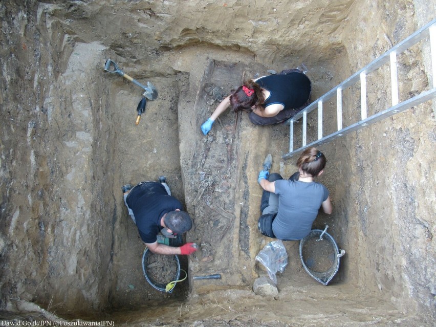 Prace poszukiwawczo-ekshumacyjne prowadzone są na krakowskim...