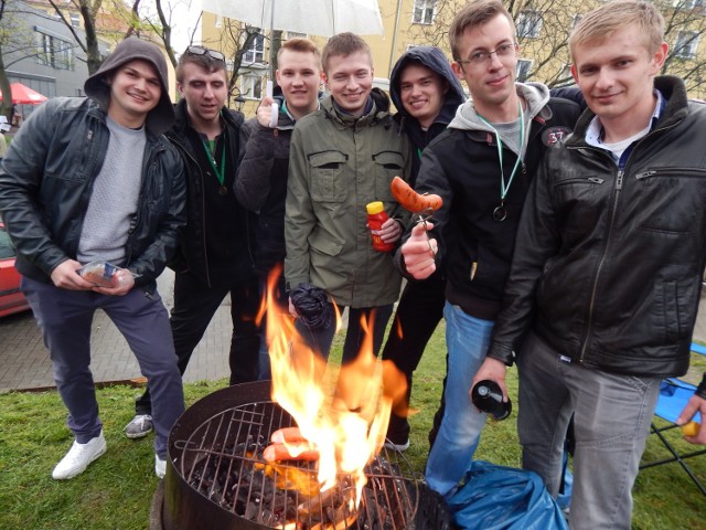 Mimo niepogody studenci bawią się na Wielkim Grillowaniu w kampusie UO przy ul. Katowickiej w Opolu.