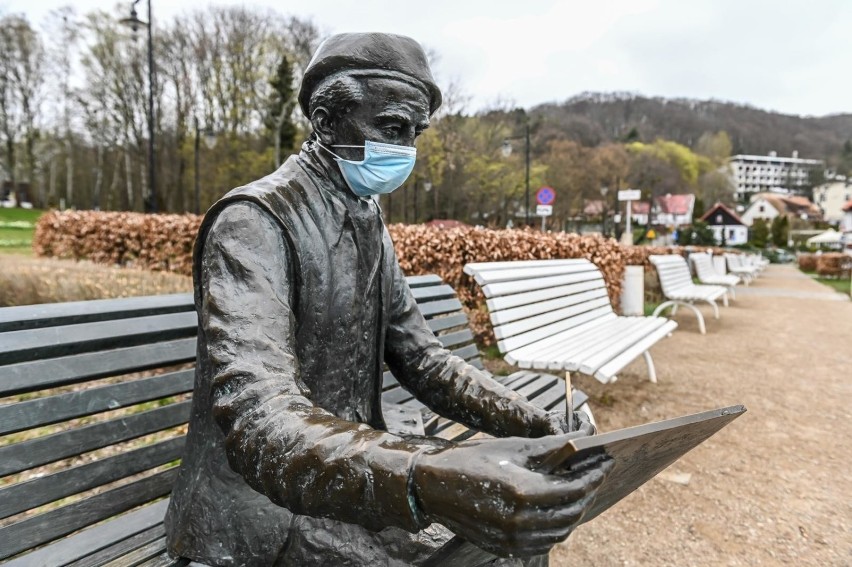 Zbiór przepisów związanych z epidemią bywa absurdalny. Jak...