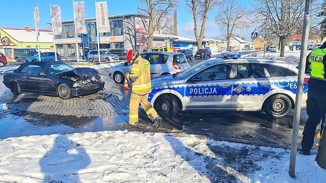 Do zdarzenia w Skwierzynie doszło kilka minut po godz. 12.00 na ul. Mostowej w Skwierzynie. Na miejscu okazało się, że zderzyły się dwa auta: osobowe bmw wjechało na tył forda focusa. 

- W wyniku zdarzenia, kierujący focusem i jego żona uskarżali się na silne bóle pleców, dlatego na miejsce został wezwany ZRM. W tym czasie do zdarzenia dojechał zastęp z JRG Międzyrzecz. Przybyły na miejsce lekarz pogotowia, przebadał małżeństwo i stwierdził, że nie wymagają oni odwiedzenia szpitala - informuje Michał Kowalewski z OSP Skwierzyna.

Strażacy zajęli się też uprzątnięciem pojazdów z jezdni i skutków kolizji. Ich działania na miejscu zdarzenia trwały kilka godzin.

WIDEO: Skwierzyna: budżet na 2021 r. uchwalony. "To budżet trudny. Ale nie ma łatwych budżetów" - mówił burmistrz
