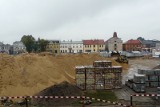 Pl. Kościuszki w Tomaszowie w trakcie rewitalizacji: Wielkie góry piachu