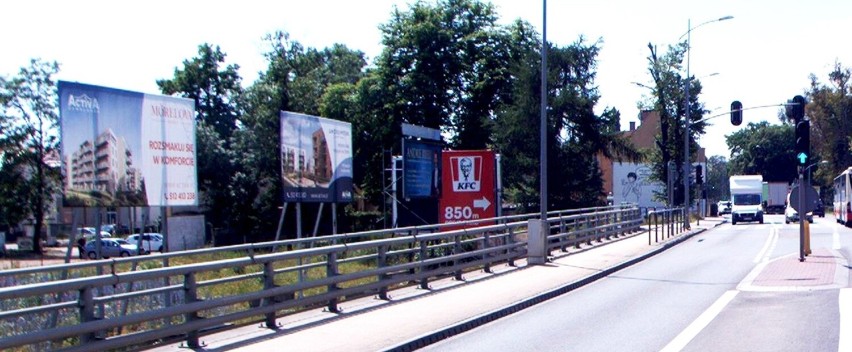 Tak wygląda główna ulica Pruszcza Gdańskiego z reklamami