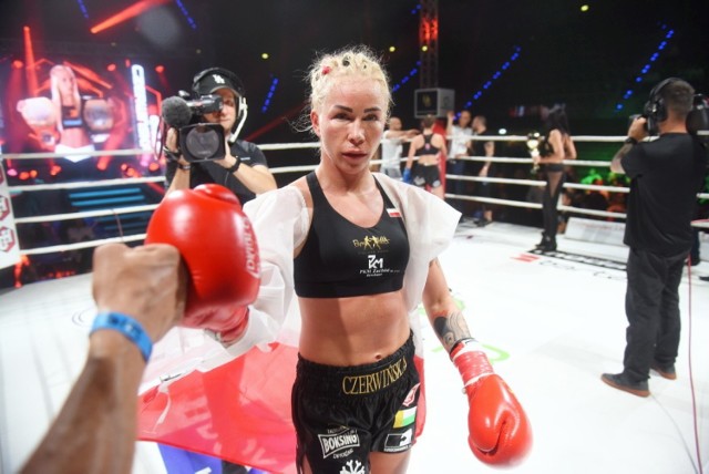 Kolejna gala sportów walki Makowski Fighting Championship za nami. W zielonogórskiej hali CRS w jednym ze starć zmierzyły się wojowniczki z Polski i Słowacji. Górą była zielonogórzanka Emilia Czerwińska. 

Obejrzyjcie na zdjęciach w naszej GALERII co działo się podczas walki >>>>

ZOBACZ TEŻ:
Gala sportów walki Makowski Fighting Championship. Kacper Frątczak znokautował rywala 

ZOBACZ, co działo się na gali MFC w 2017 roku
