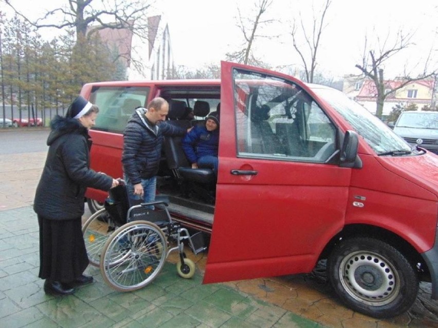 Uczestnicy zajęć w ŚdS są dowożeni na zajęcia busami, które...