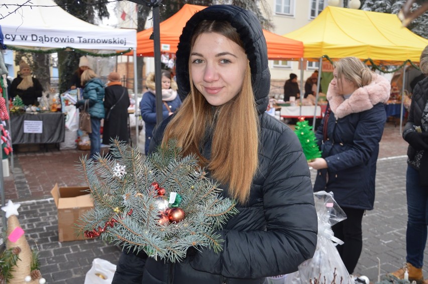 Dąbrowski Kiermasz Bożonarodzeniowy. Były kramy z ozdobami i pysznymi daniami świątecznymi [ZDJĘCIA]