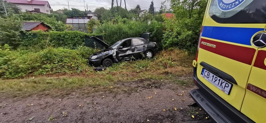 Samochód wypadł z drogi, wjechał w pieszego, a następnie...