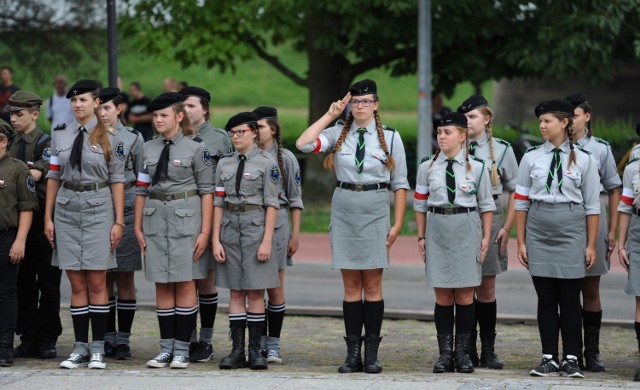 W 72. rocznicę wybuchu powstania warszawskiego, harcerki i harcerze Hufca Ziemi Przemyskiej oddali hołd powstańcom. Uroczystość odbyła się pod tablicą poświęconą Szarym Szeregom na Placu Orląt Przemyskich.