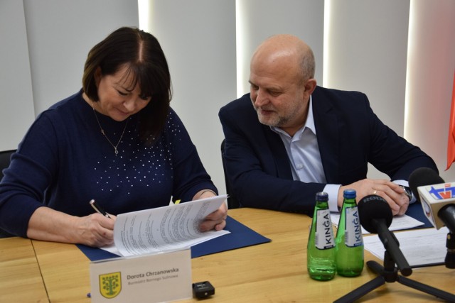 Burmistrz Bornego Dorota Chrzanowska i starosta szczecinecki Krzysztof Lis podpisują umowę o dotacji