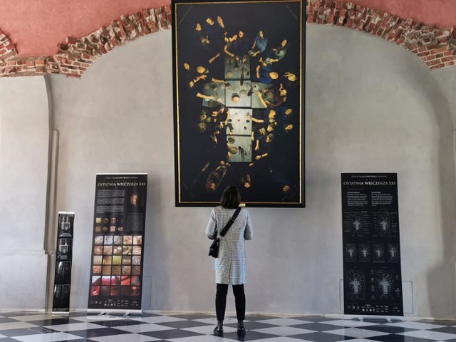 "Ostatnia Wieczerza XXI" prezentowana jest w sali Petrus w Opactwie Benedyktynów w Tyńcu, któremu swoje dzieło podarował Piotr Barszczowski