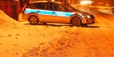 Wypadek w Roszkowej Woli. Potrącony pieszy zginął na drodze. Kierowca uciekł z miejsca zdarzenia