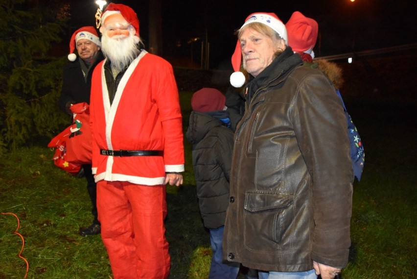 Towarzystwo Miłośników Kartuz rozświetliło choinkę przy kolegiacie