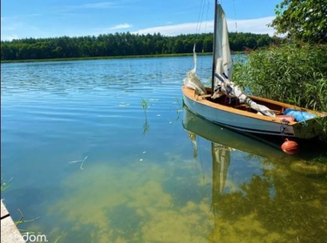 Dom nad jeziorem to jak wakacje przez cały rok. Ale są oferty także dla tych, którym kontakt z naturą wystarczy  tylko przez kilka tygodni lub najwyżej parę miesięcy