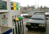 Benzyna E10 nie dla polskich samochodów? Jest komunikat FSO oraz dokładna lista aut, które nie powinny tankować benzyny E10