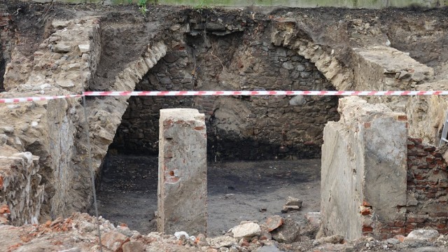 Nyscy archeolodzy odsłonili ponad 600-letnie piwnice. Co w nich odnaleźli?