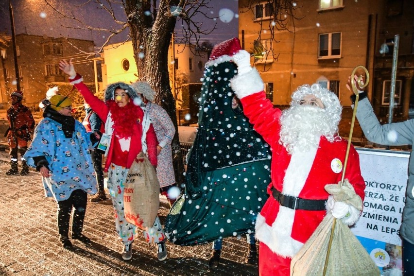 Święty Mikołaj wraz z bydgoskimi strażakami oraz...