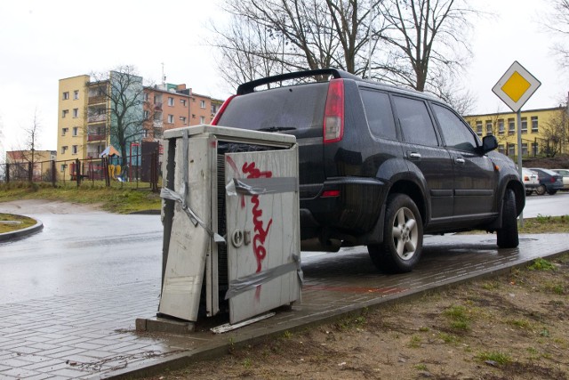 Pechowa skrzynka jest dewastowana przez kierowców