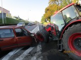 Gniezno. Ciągnik rolniczy zderzył się z Daewoo Tico i… złamał się na pół! [FOTO]
