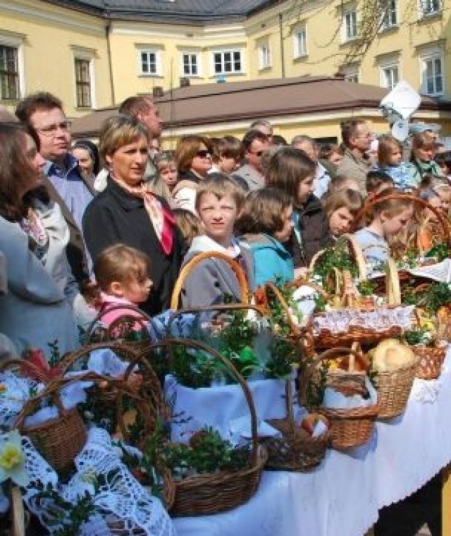 W Wielką Sobotę wierni udają się do kościoła, by poświęcić ...