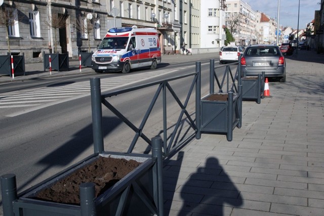 Montaż donic z klombami na Jaworzyńskiej w Legnicy