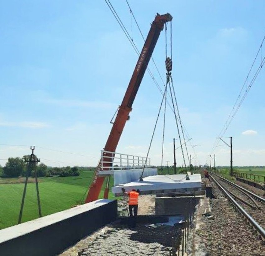 Inwestycja PKP PLK SA. Przebudowa wiaduktu koło Inowrocławia. Dzięki temu zapewniony został sprawniejszy przejazd pociągów [zdjęcia]