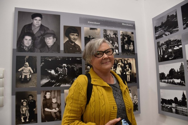 Alicja Łukawska w Muzeum Miasta Malborka. W lewym górnym rogu zdjęcie z rodzinnego albumu przekazane na wystawę fotografii.