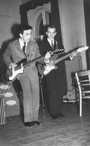Rok 1962. Bogdan Borkowski (z prawej) i Sławomir Kowalewski grają przeboje brytyjskiego zespołu The Shadows w lV LO przy ul. Nowotki (obecnie Pomorska).