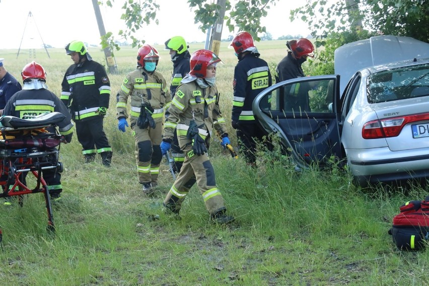 Wypadek na drodze Ulesie - Jezierzany. Kierowca był pijany [ZDJĘCIA]