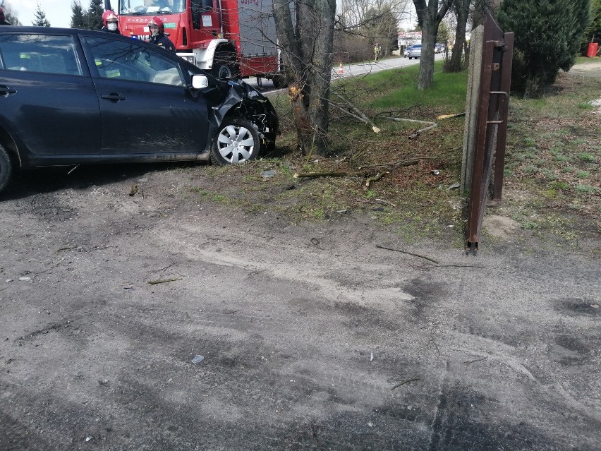 72-latek skasował znak i uderzył w drzewo na Łódzkiej w Skierniewicach