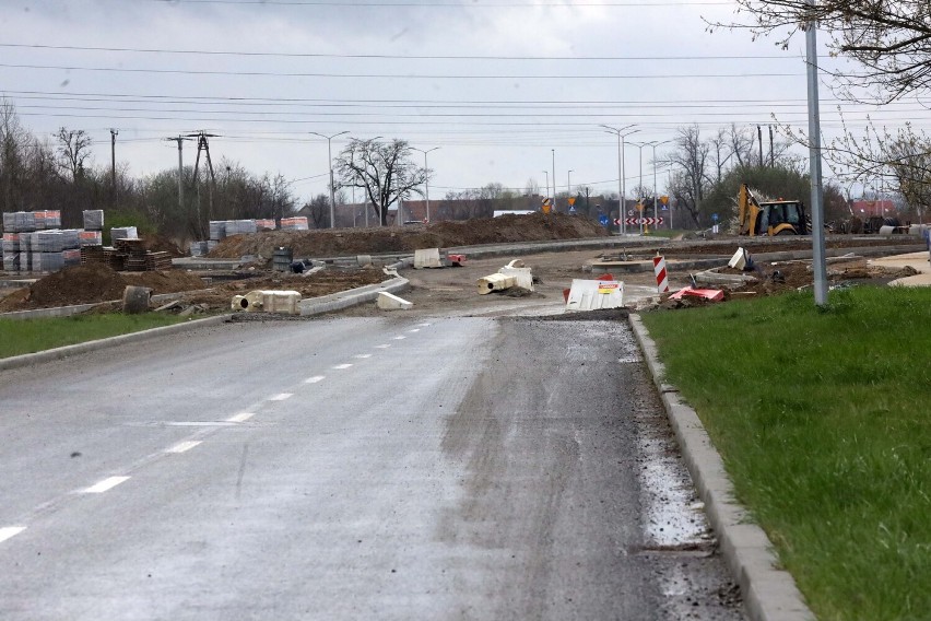 Legnica: Ulica Sikorskiego nadal jest nieprzejezdna, trwa remont ronda, zobaczcie aktualne zdjęcia