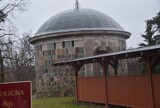 Powiat gnieźnieński. Kamienna kaplica-rotunda na skarpie jeziora. Miał być grobowiec, dziś odprawiane są nabożeństwa [FOTO]