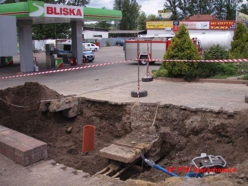 Pocisk znajdował się w głębokim wykopie, w bezpośrednim sąsiedztwie budynku stacji oraz dystrybutorów paliwa. W  momencie odkrycia pocisku na stacji znajdowała się autocysterna dostarczająca paliwo. W sąsiadujących obiektach odbywał się również ruch handlowy.