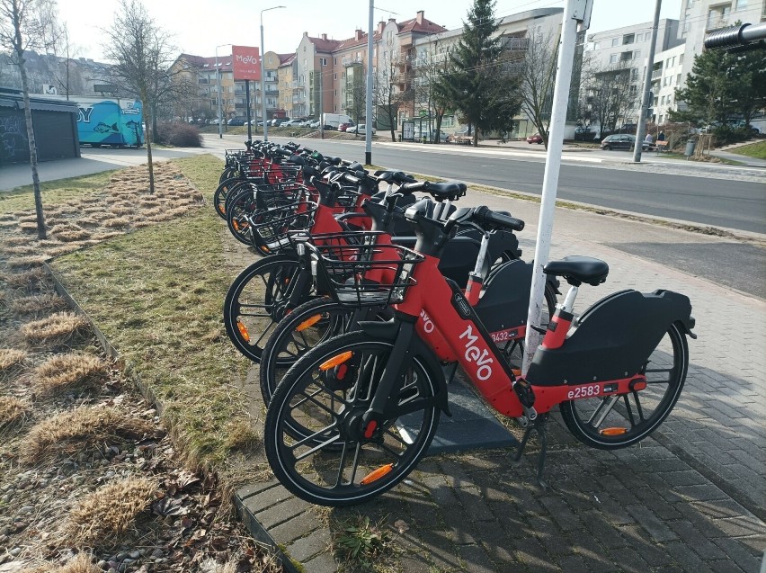 Kilkanaście rowerów na stacji na obrzeżach Gdyni.
