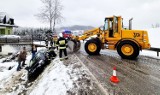 By wydobyć z rowu rozbite auto strażacy wykorzystali maszynę budowlaną