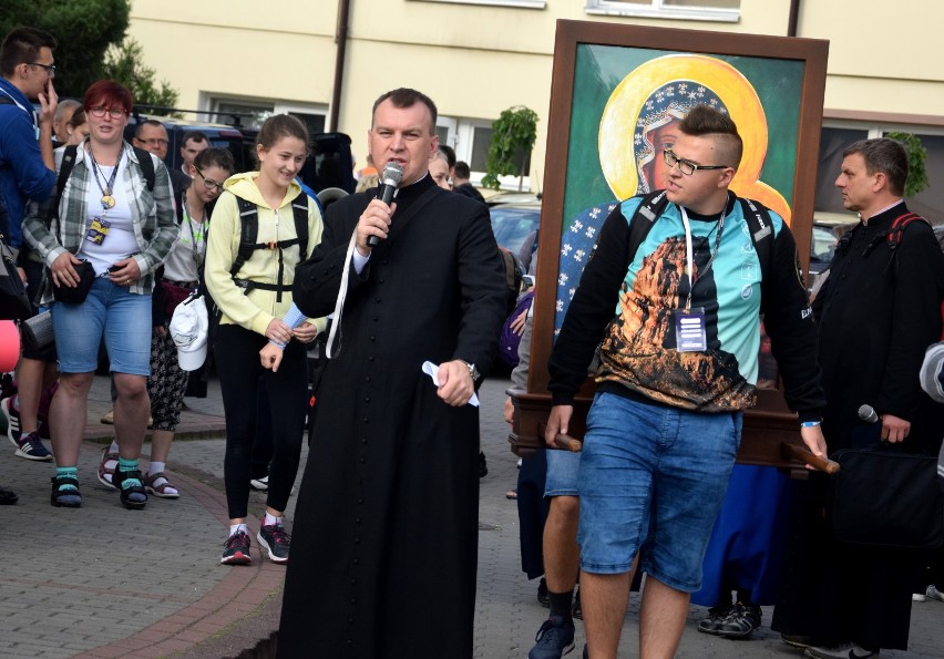 Około 100 osób wyruszyło z Jarosławia i dołączyło do...