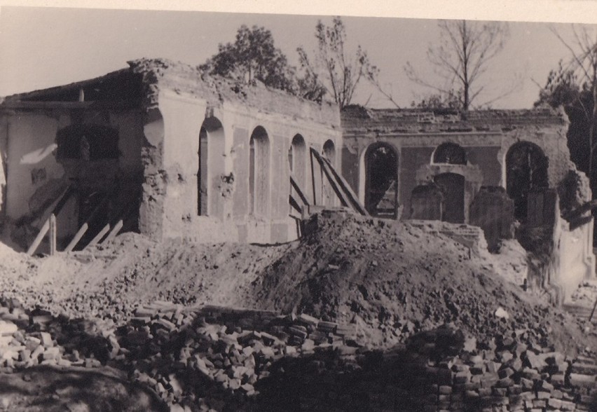 Ruiny synagogi po bombardowaniu