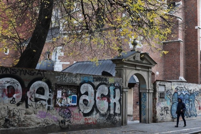 Paskudne bohomazy na murach w Krakowie, zdjęcia zrobione 15 listopada 2023 roku.