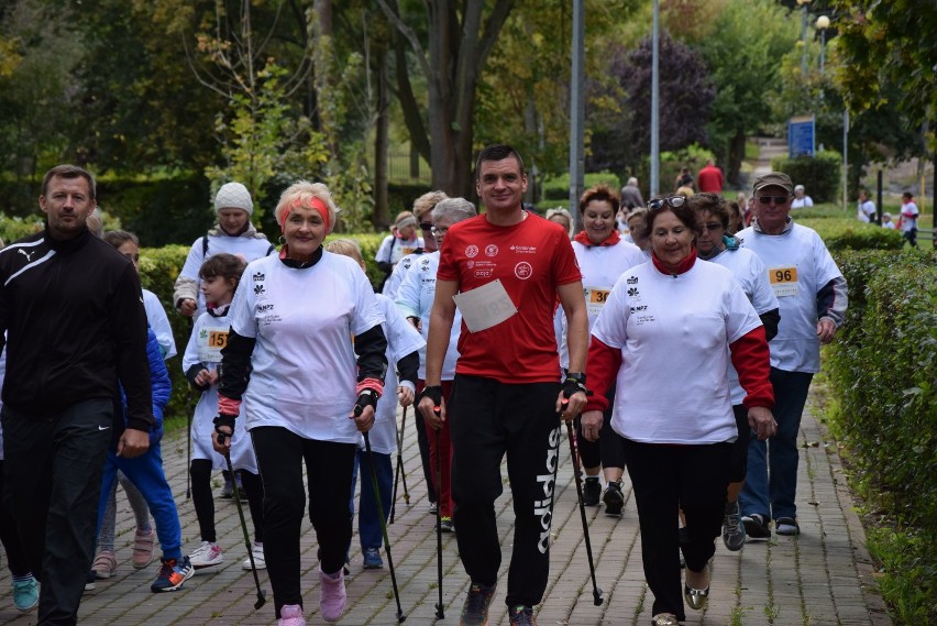 Mieszkańcy Kraśnika wzięli udział w akcji "Spacer po zdrowie - Zaproś swojego lekarza" (ZDJĘCIA)